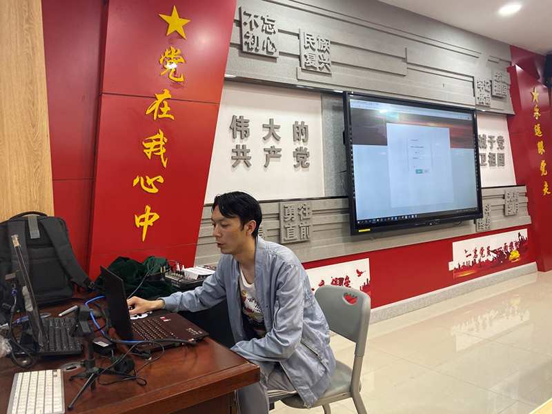 刘老师.jpg 刘老师.jpg